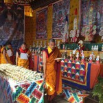 Langlebensritual_Gangten_Rinpoche_Bhutan_20150505__15_05_05_Moenche_im_Tempel